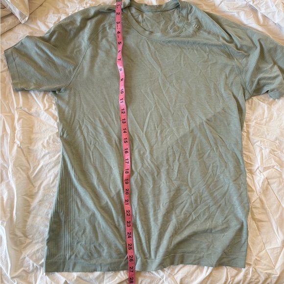Men’s medium lulu lemon Movement is Medicine athletic T-shirt, perfect condition - Picture 3 of 6